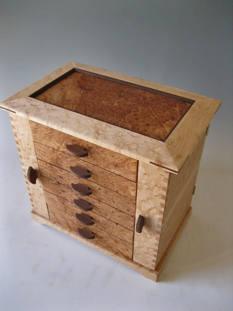 This wood jewelry box is made of birdseye maple and show the beautiful patterns of maple burl.